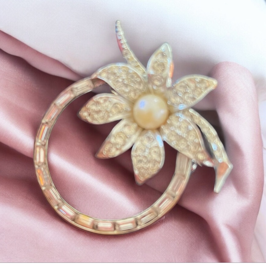 Weiss Vintage Crystal Pearl Round Brooche 99$